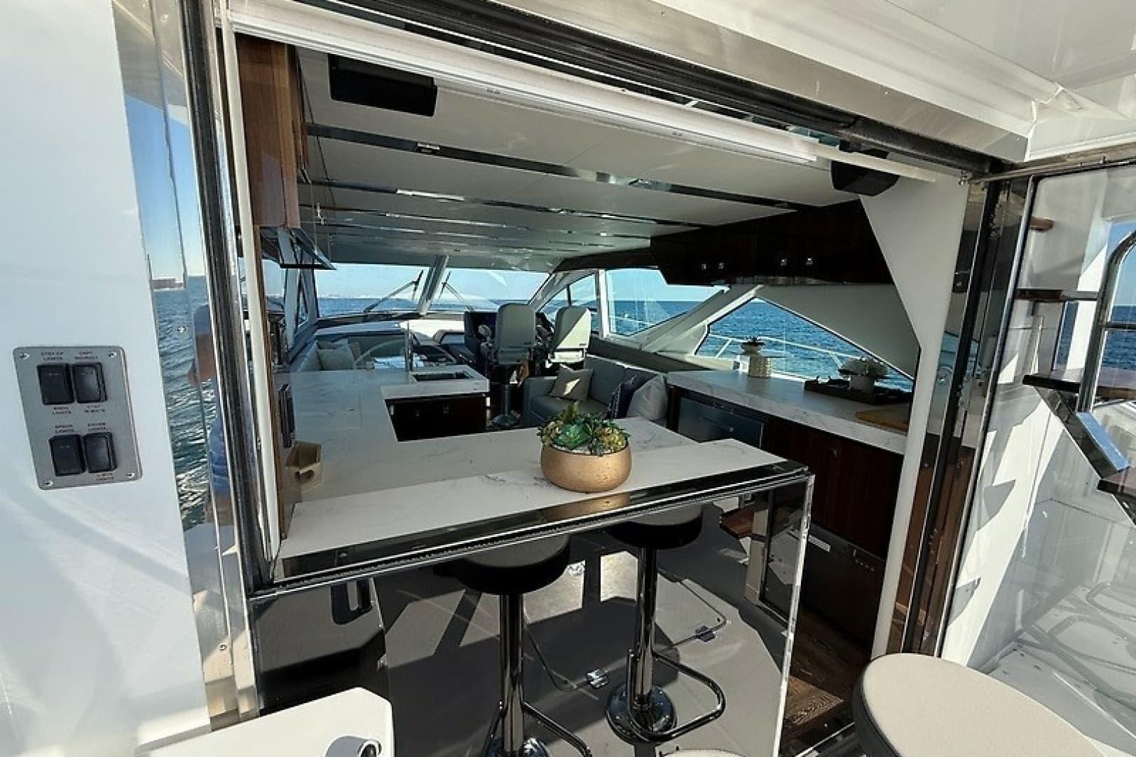 2023 Cruisers Yachts 60 Fly