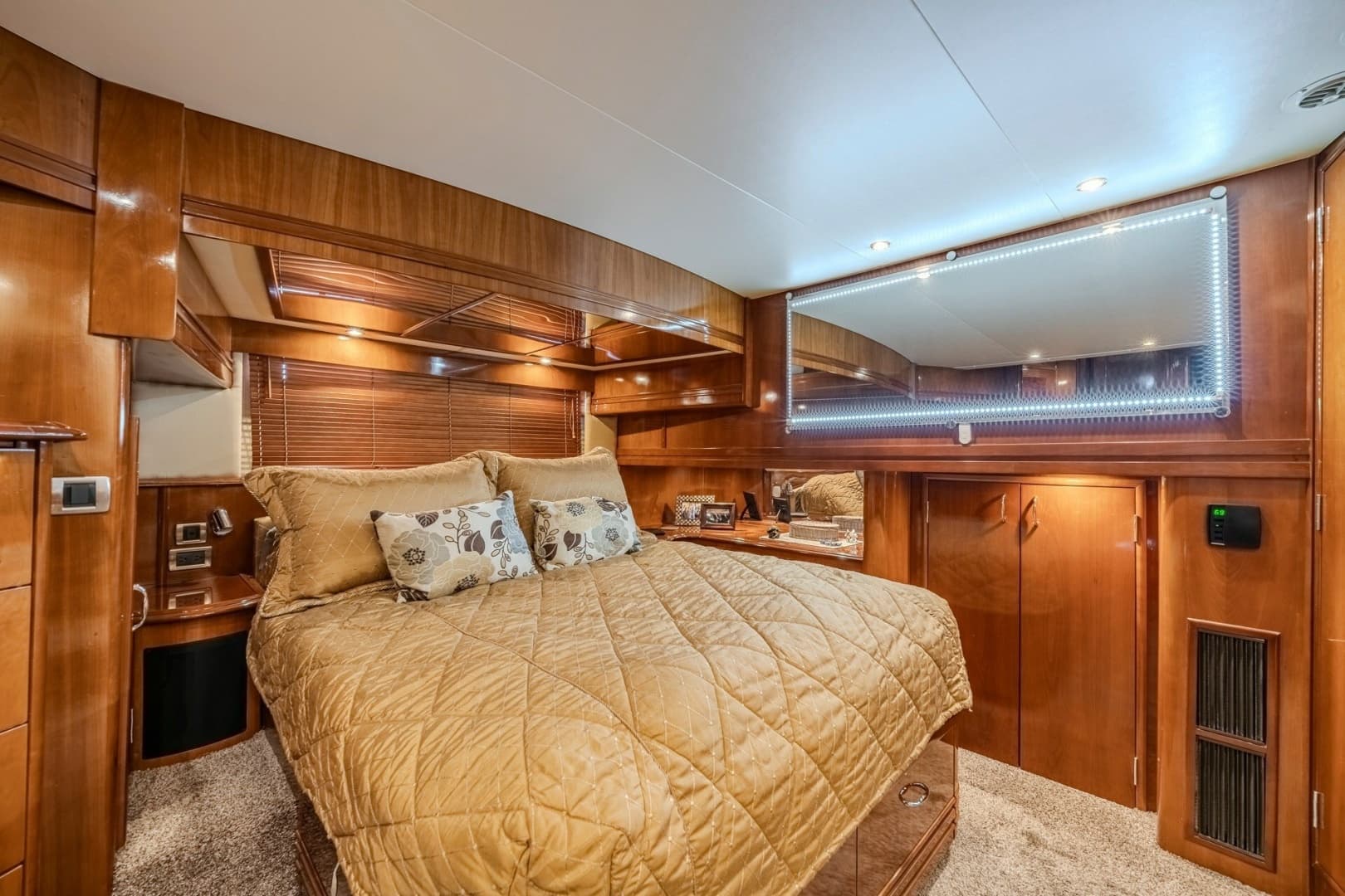 2006 Carver 56 Voyager