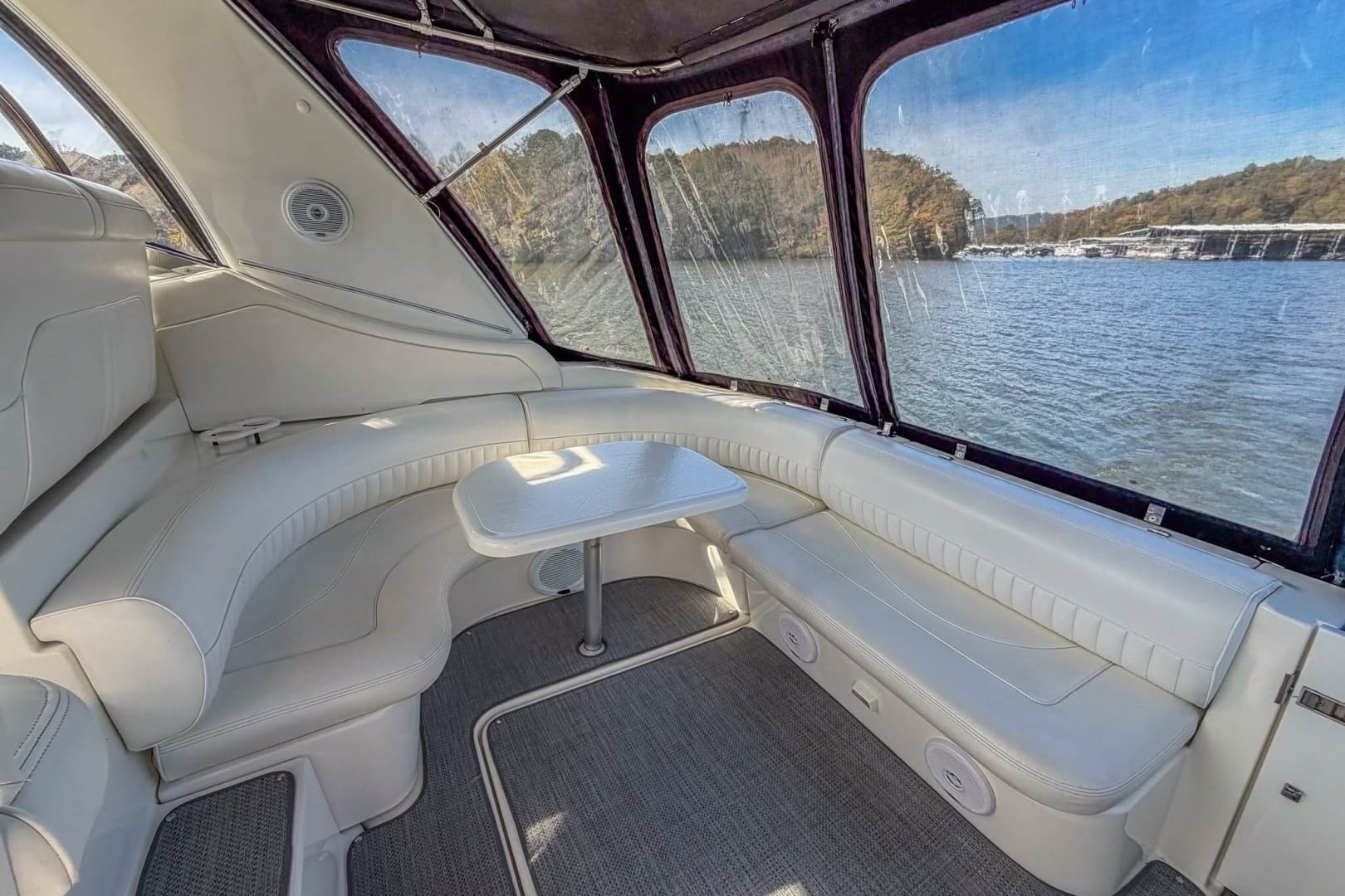 2005 Cruisers Yachts 370 Express