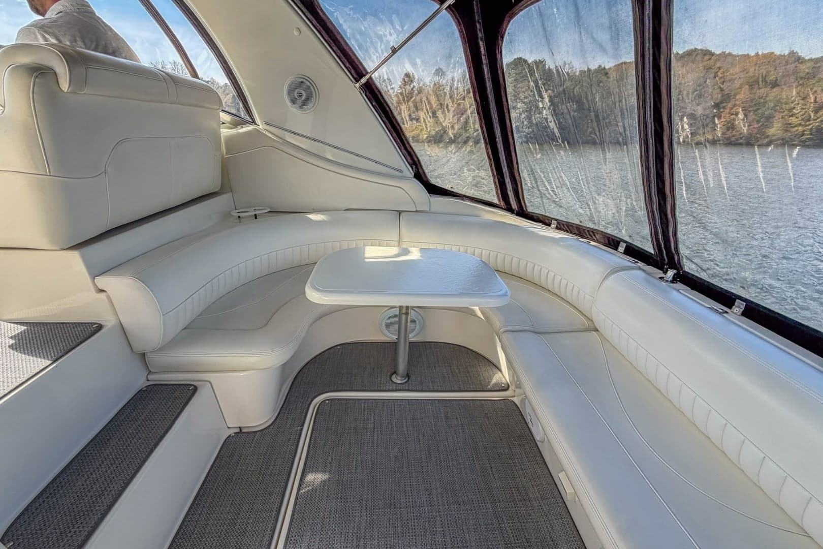 2005 Cruisers Yachts 370 Express