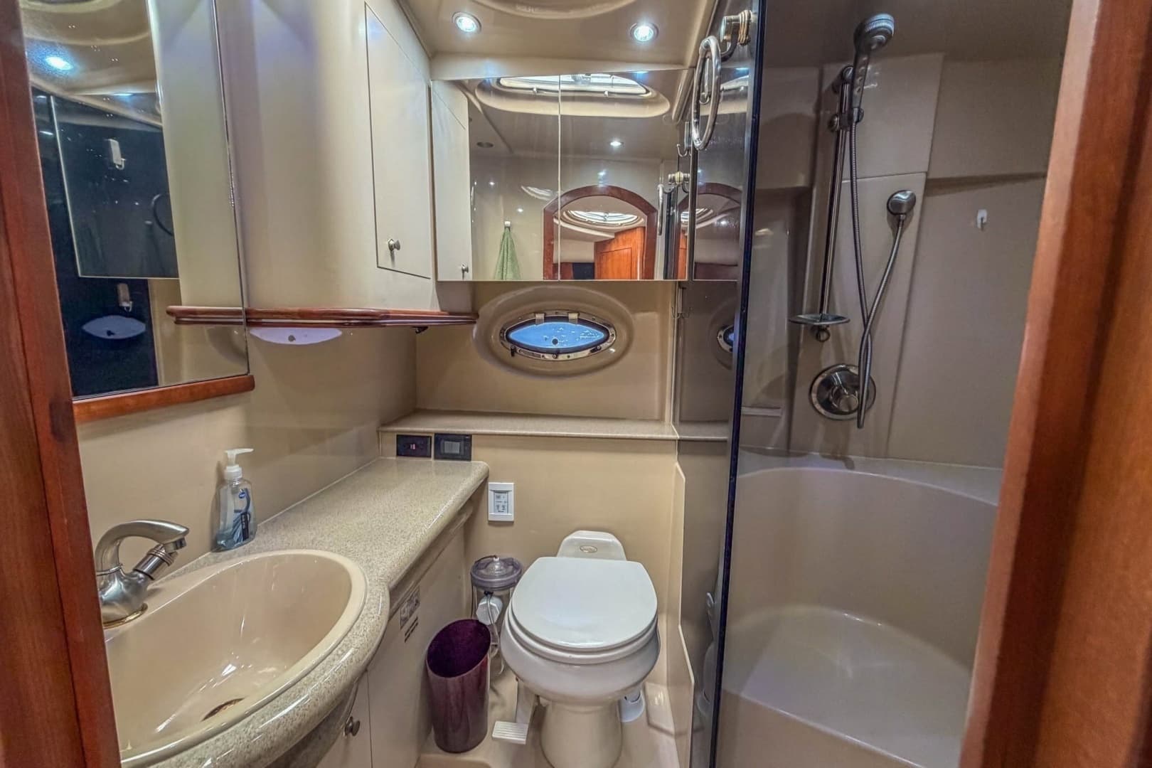 2005 Cruisers Yachts 370 Express