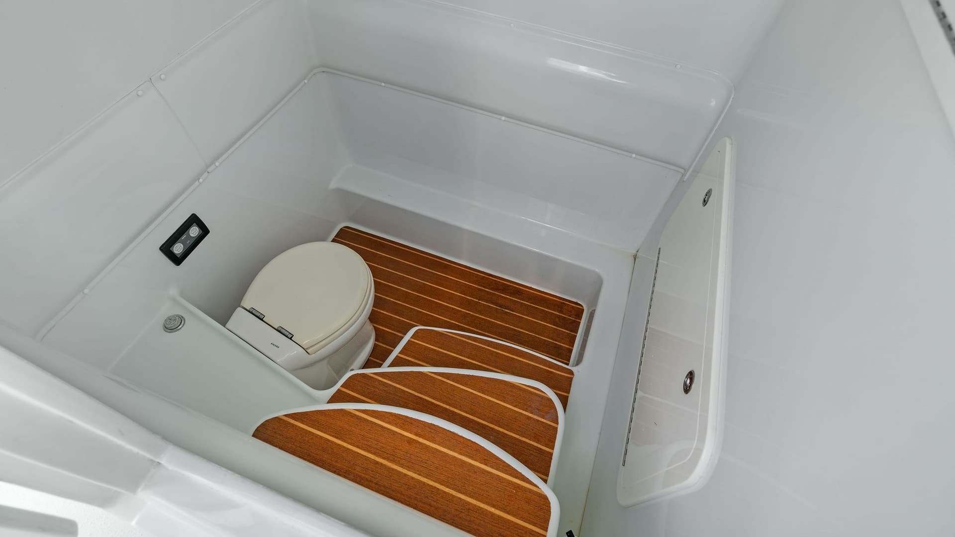 Spacious Head Compartment