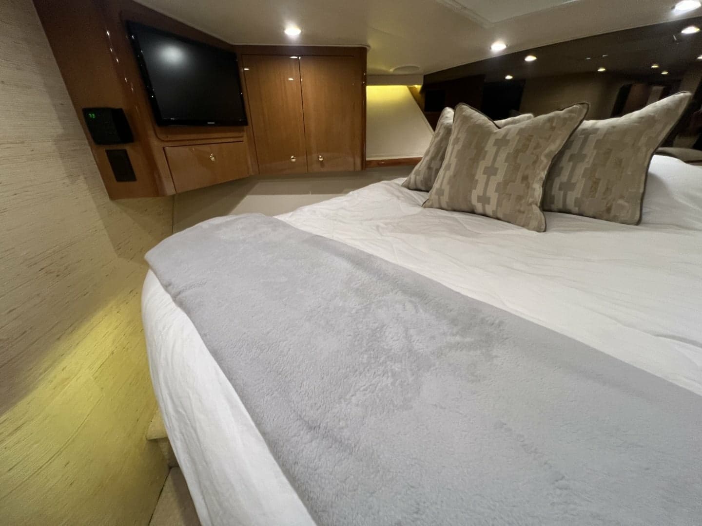 Viking 52 LET IT RAIN - VIP Stateroom