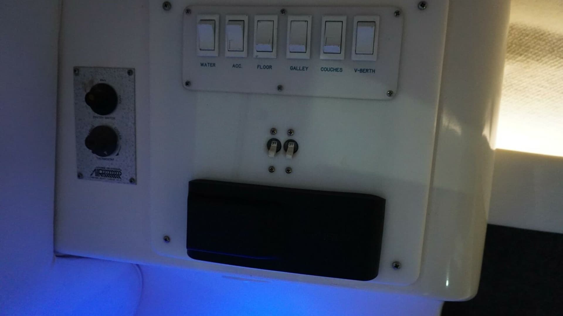 1998 32 Active Thunder 32 CC Ms. Rita V Berth (4)