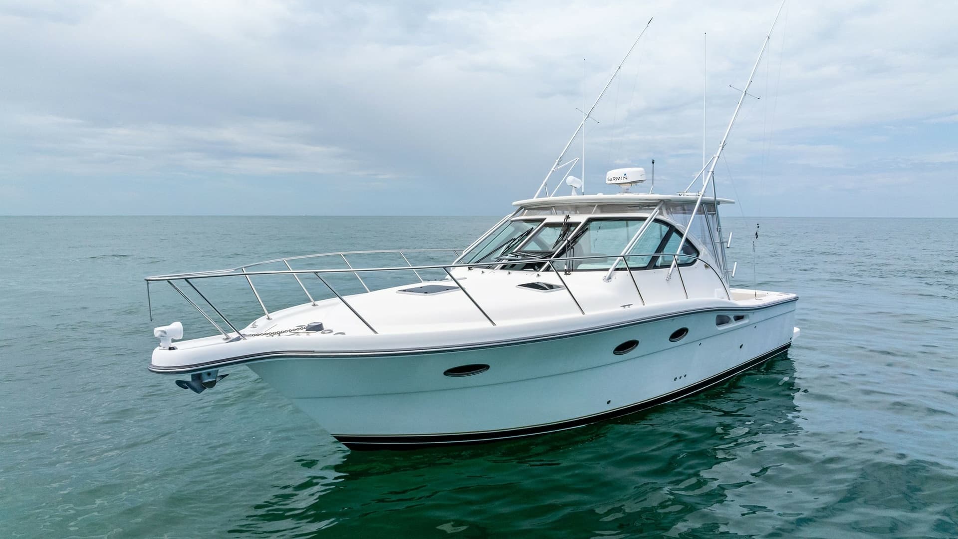 Starboard Bow View of Tiara 32 Open
