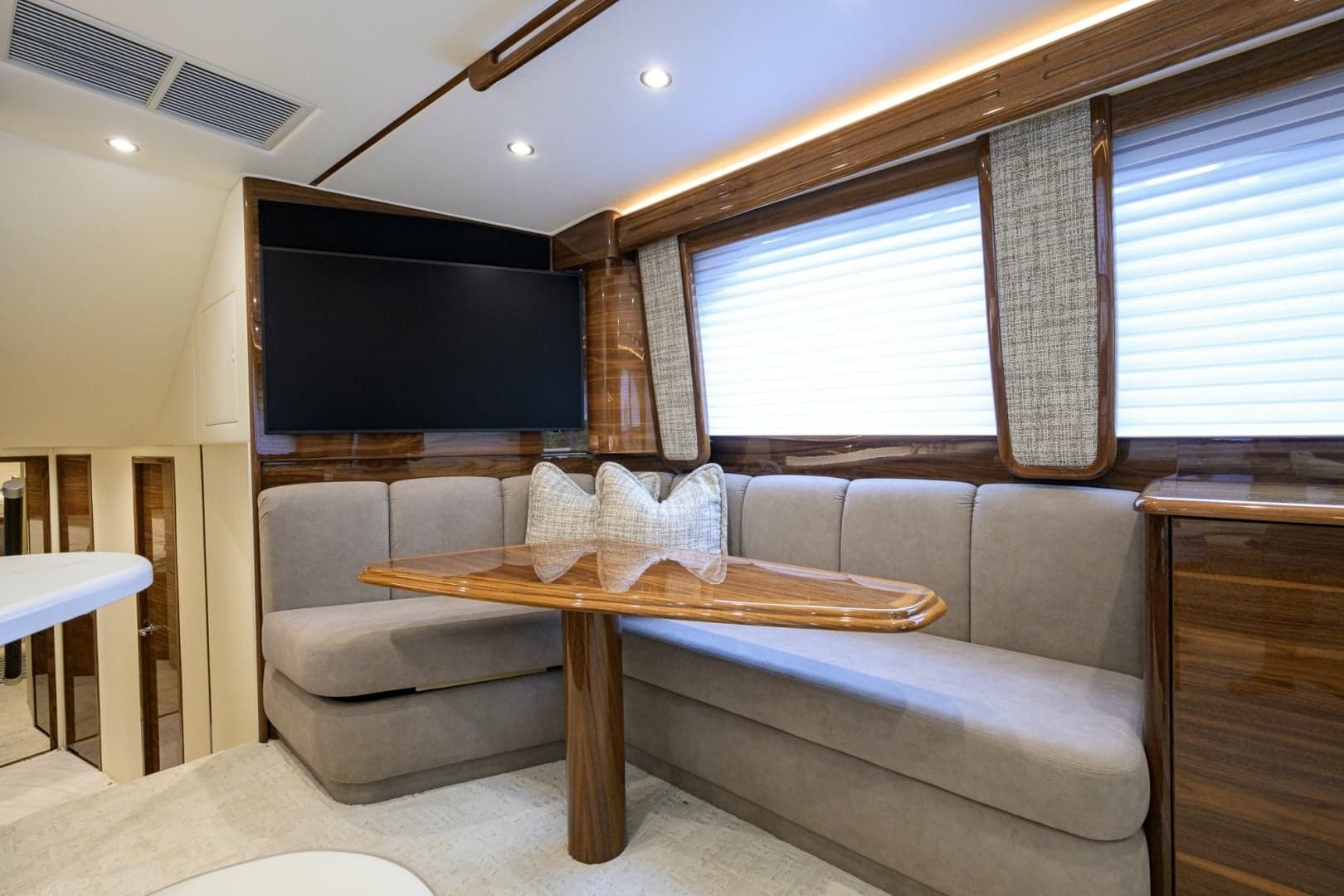 Viking 54 - Dog House - Dinette