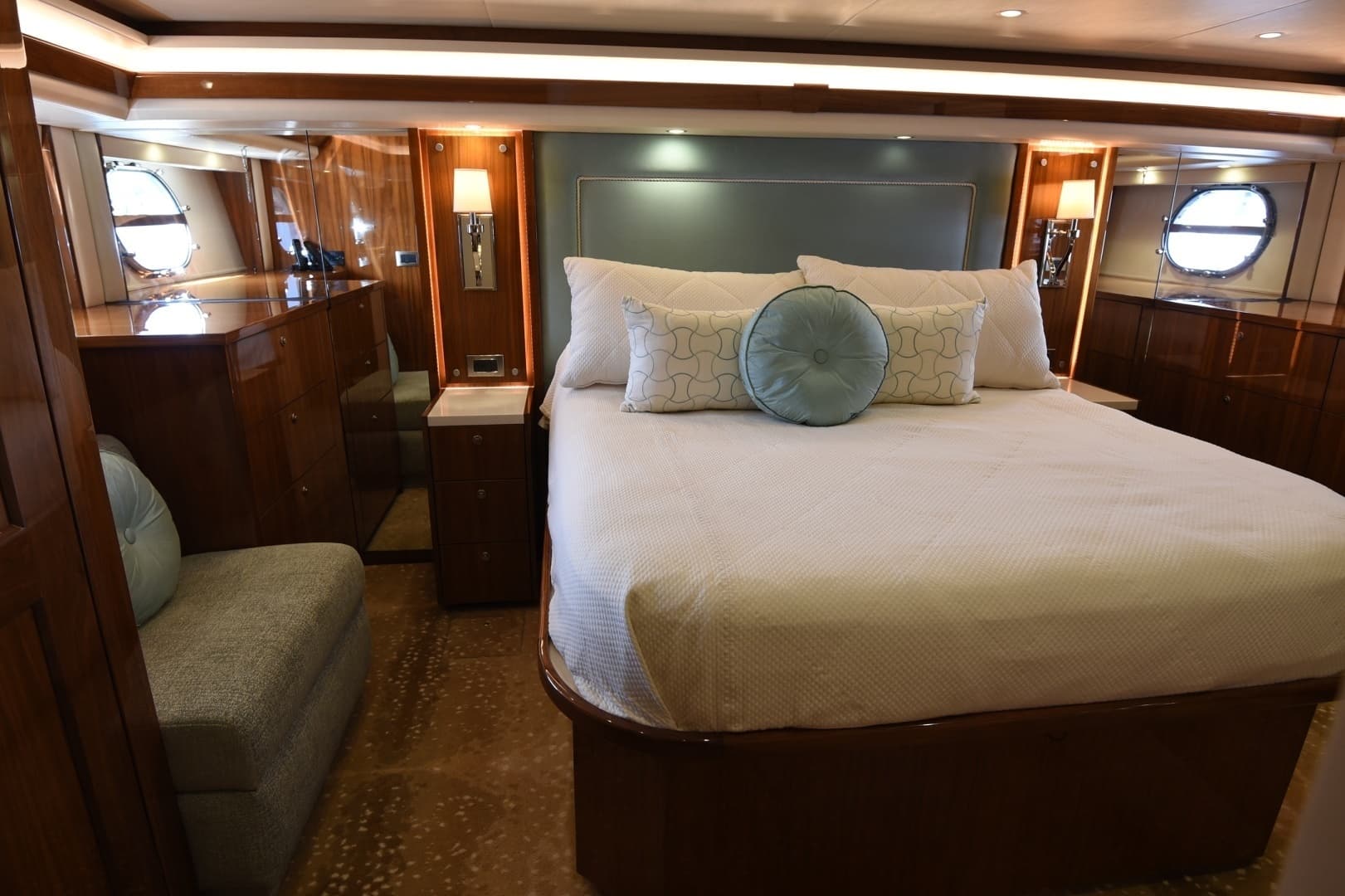 2019 Viking 80 Skybridge