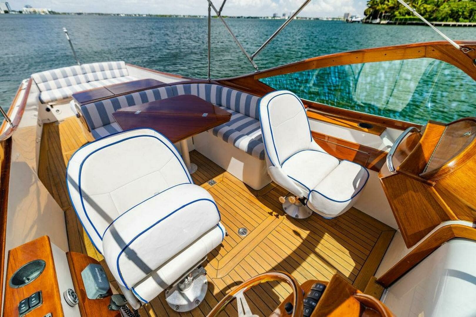 2004 Hinckley Talaria 29 R