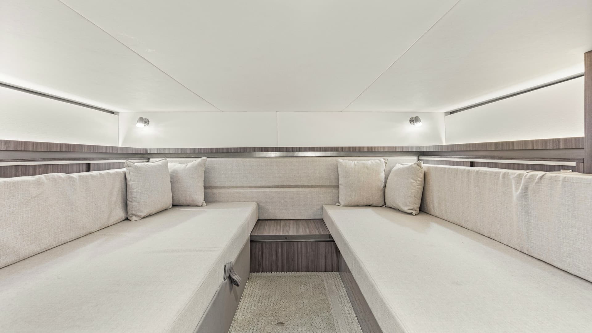 2022 32 Sea Ray 320 Sundancer OB Raya Sunshine Cabin (2)