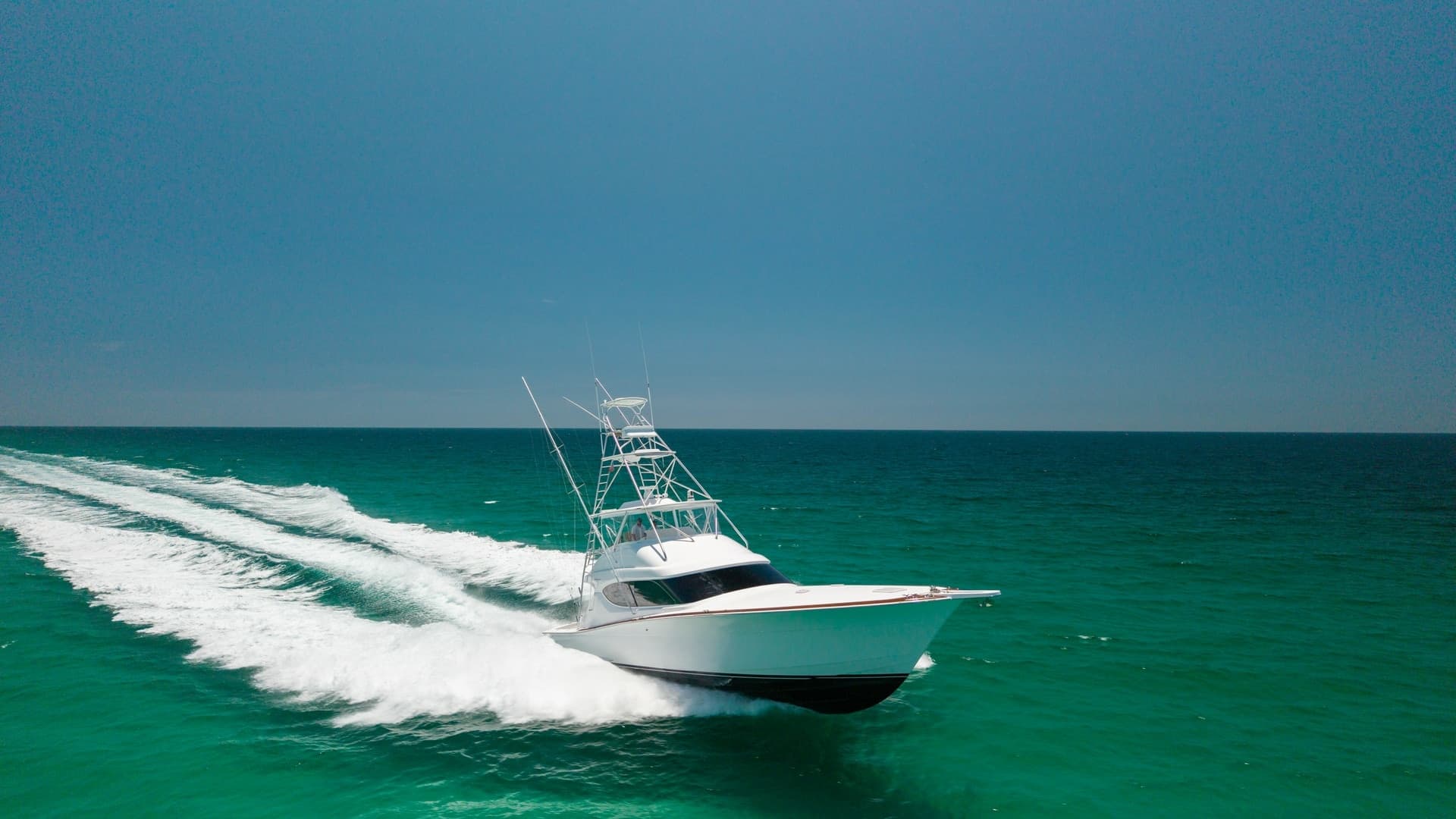 Hatteras 60 GT at Speed