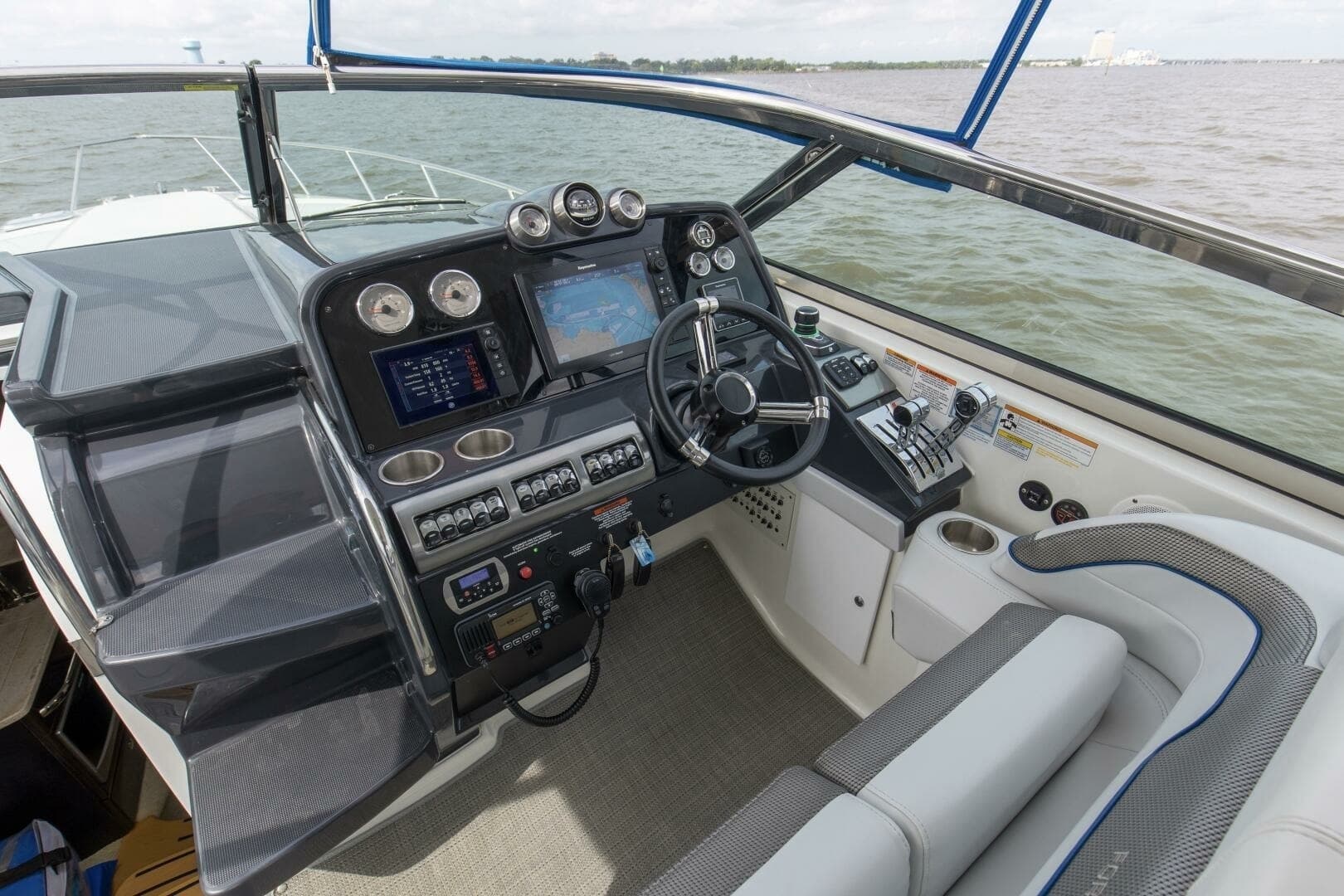 2017 37 Formula 370 SS Bluebird Helm (4)