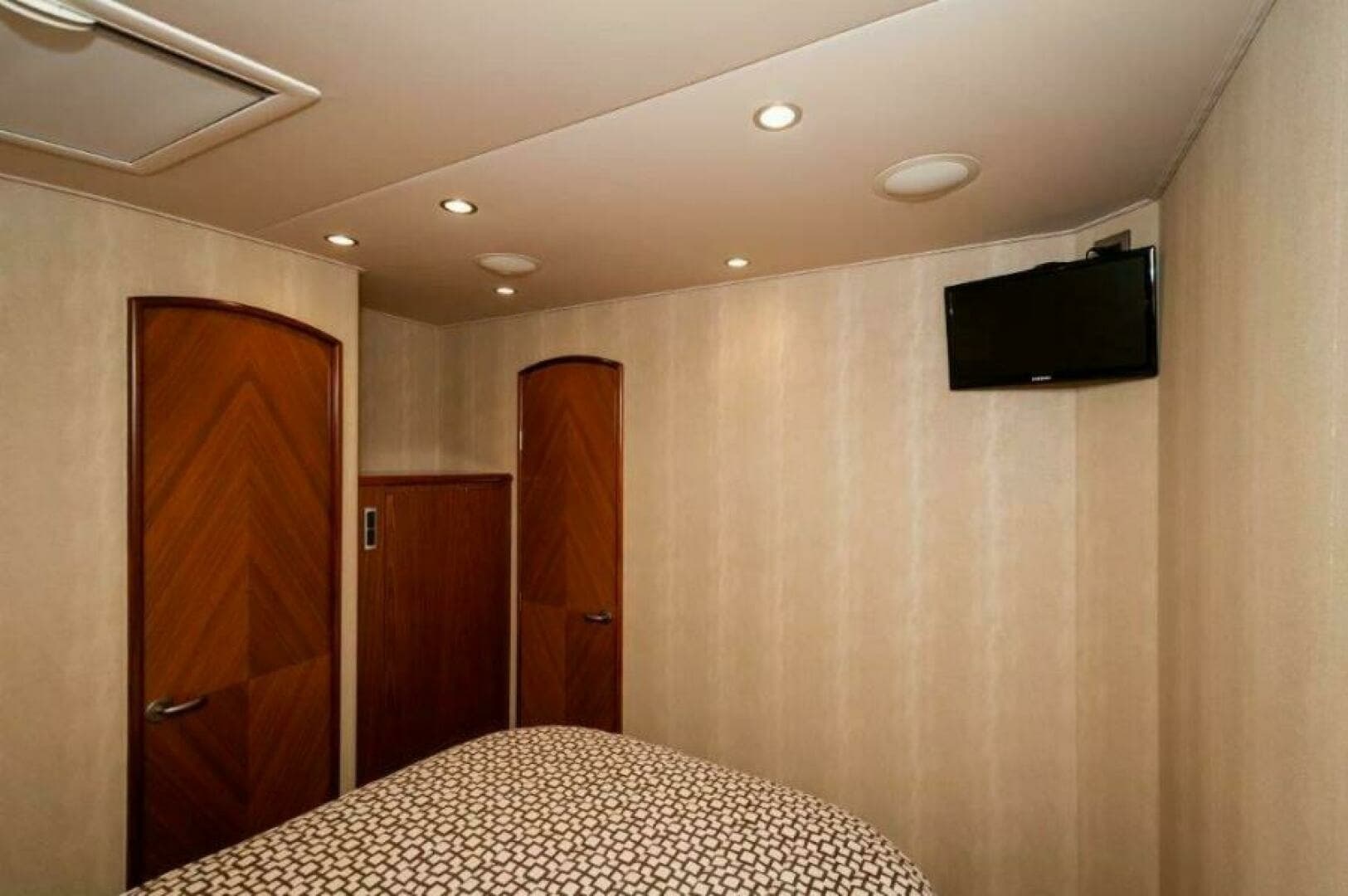 2012 76 Viking Sky Bridge Barefoot Drive VIP Stateroom (2)