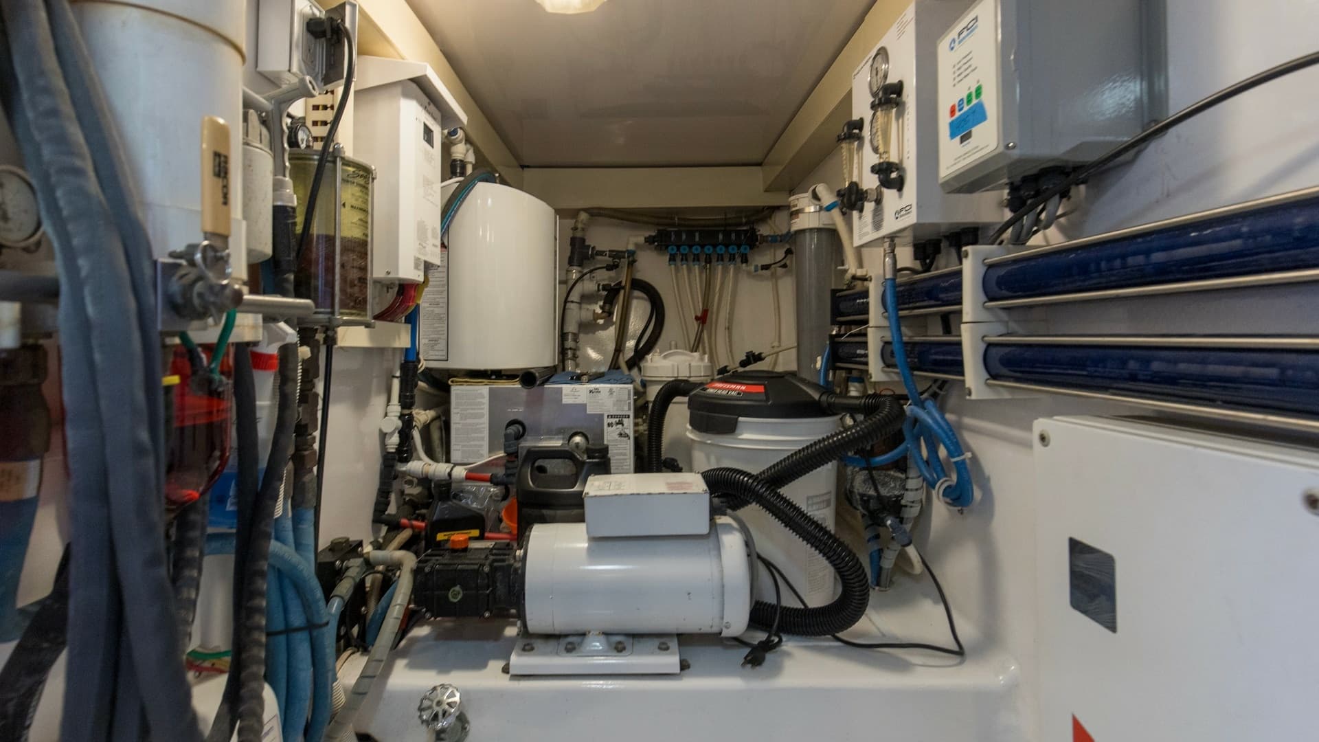 2005 61 Viking Enclosed Bridge Kelkat Engine Room