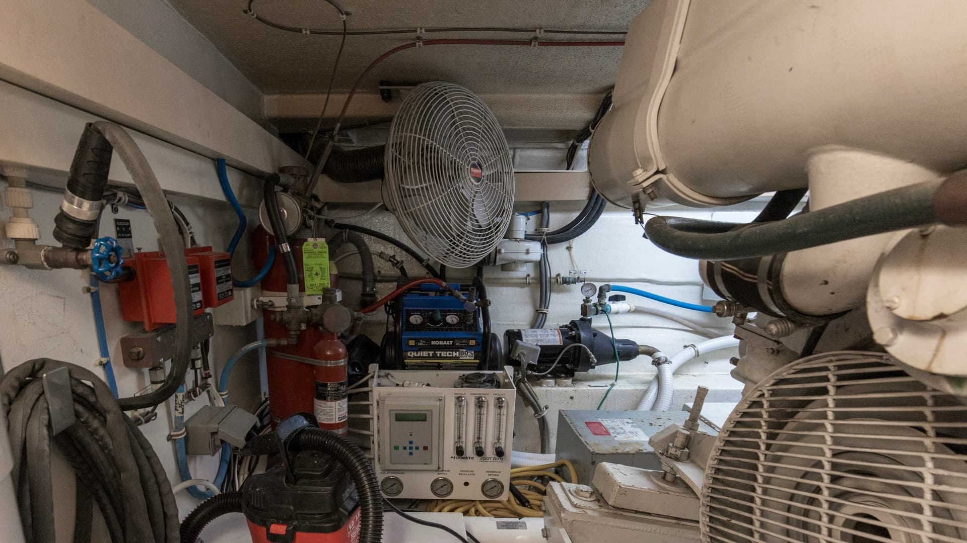 1999 Hatteras 60 Enclosed Bridge Better Days Engine Room (6)
