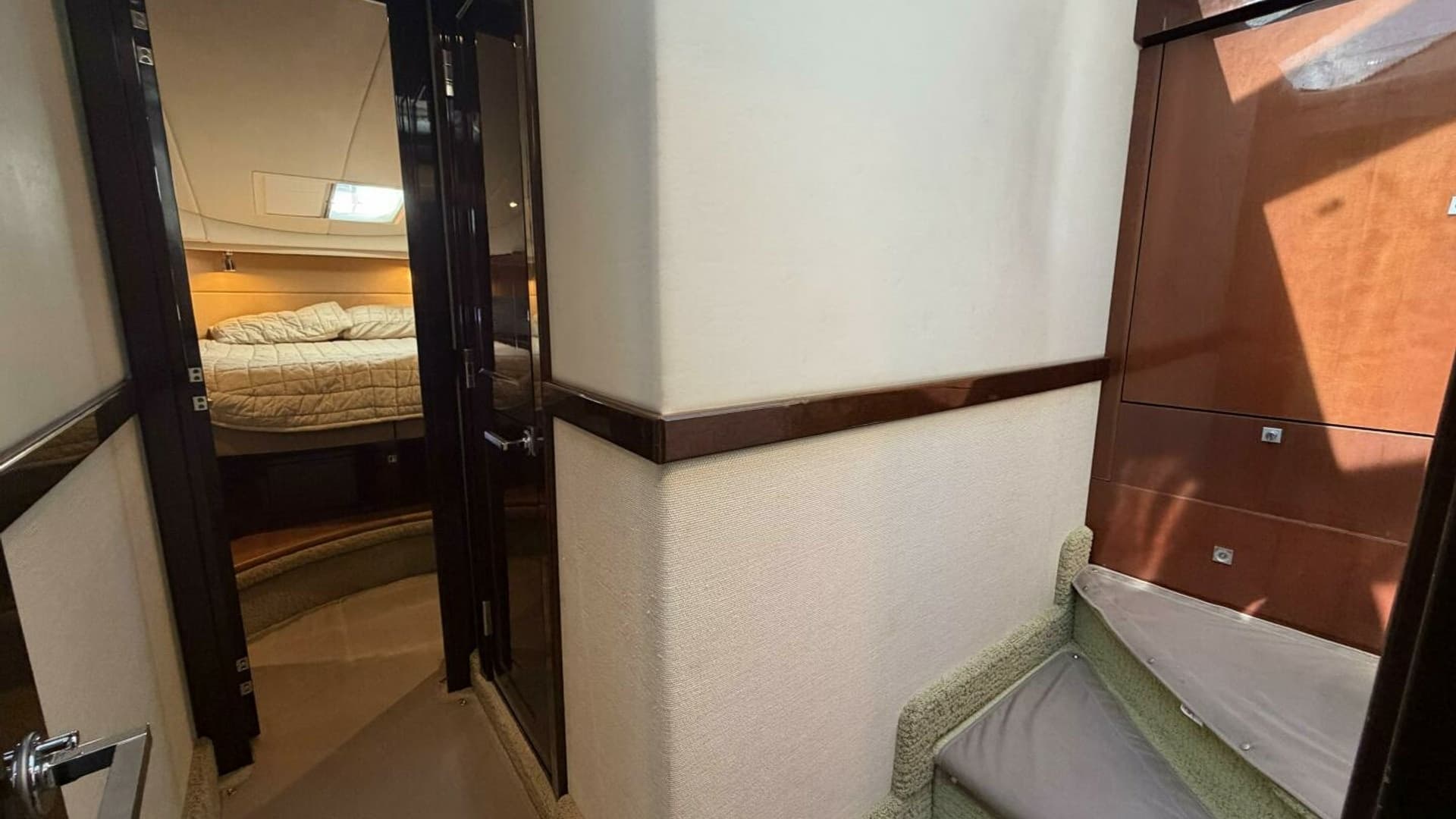 2008 Sea Ray 47 Sedan Bridge - Stairway