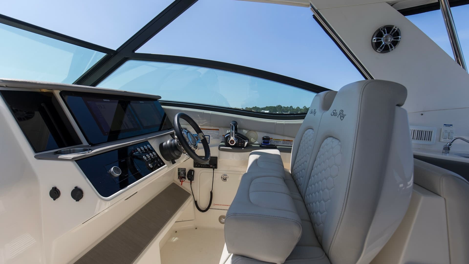 2022 32 Sea Ray 320 Sundancer OB Raya Sunshine Helm (2)
