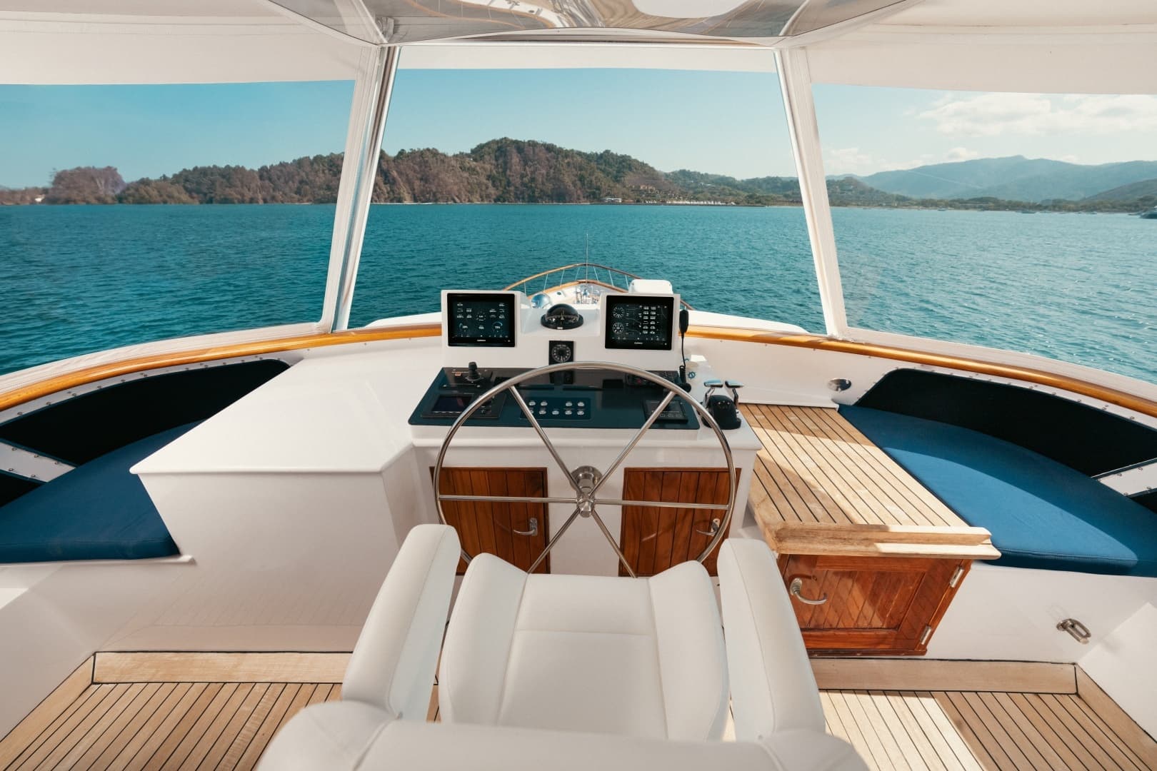 1971 Feadship 101 Flybridge Helm