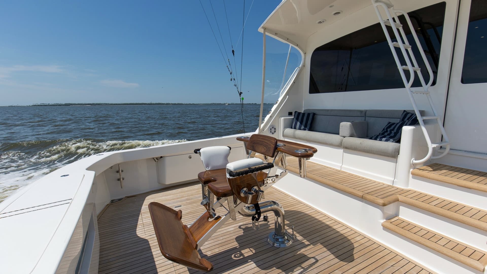 2007 64 Viking Enclosed Bridge Reel Blues Cockpit (1)