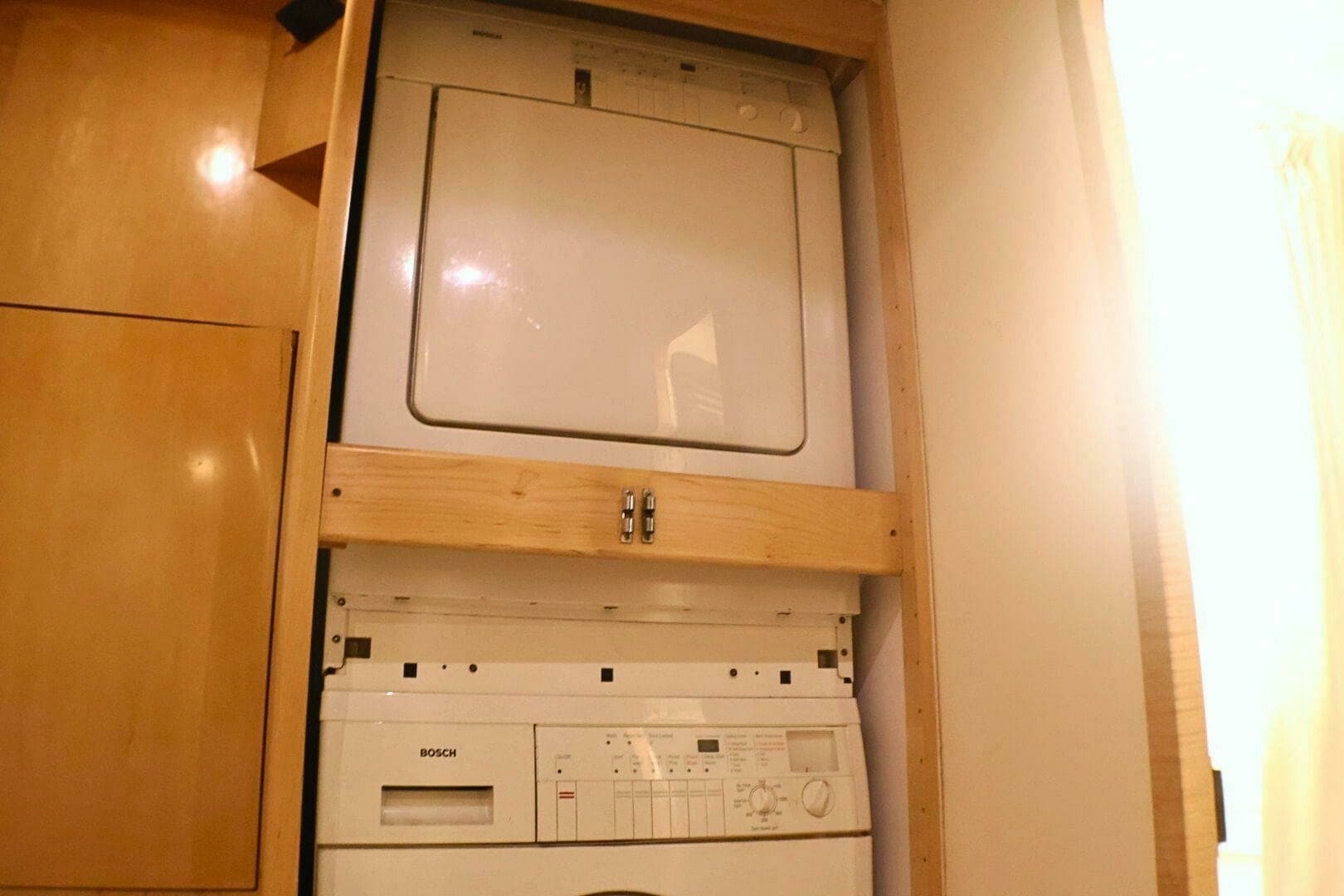 2001 Donzi 73' Sport Fish  Laundry