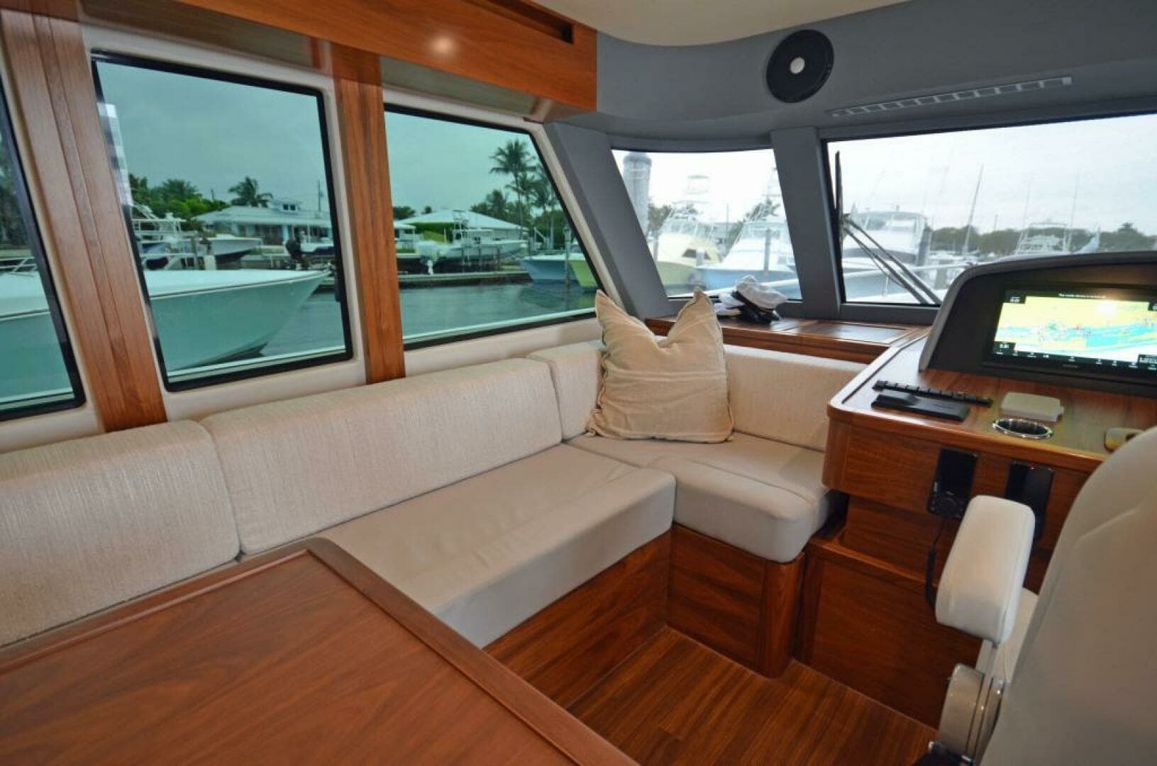 Outer Reef 62 SOUTH  PAWS - Helm