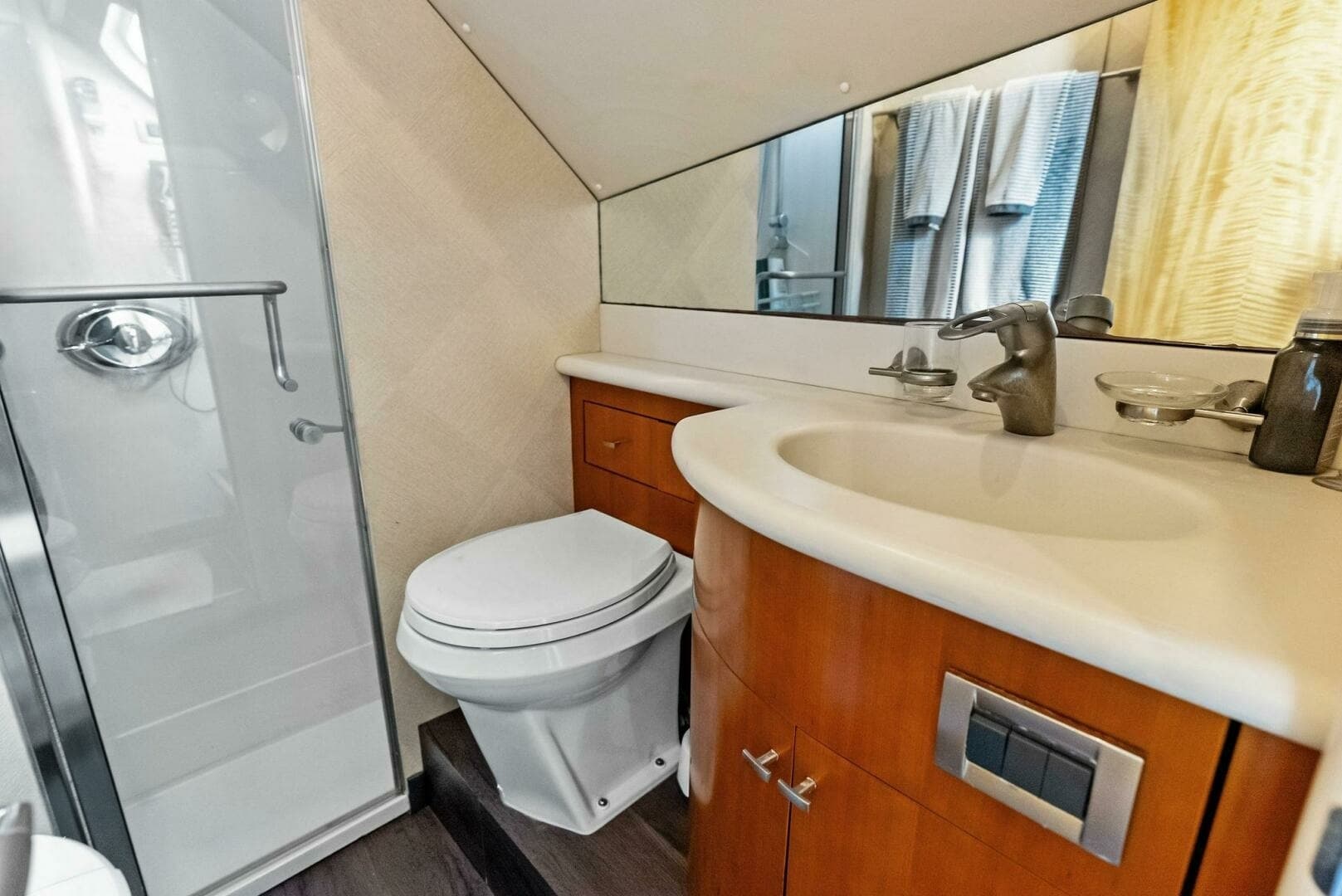 2006 Lazzara Yachts 84 Skylounge