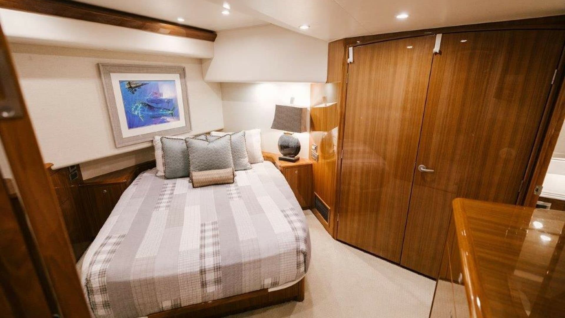 2007 64 Viking CNV Evil Eyes Master Stateroom (1)