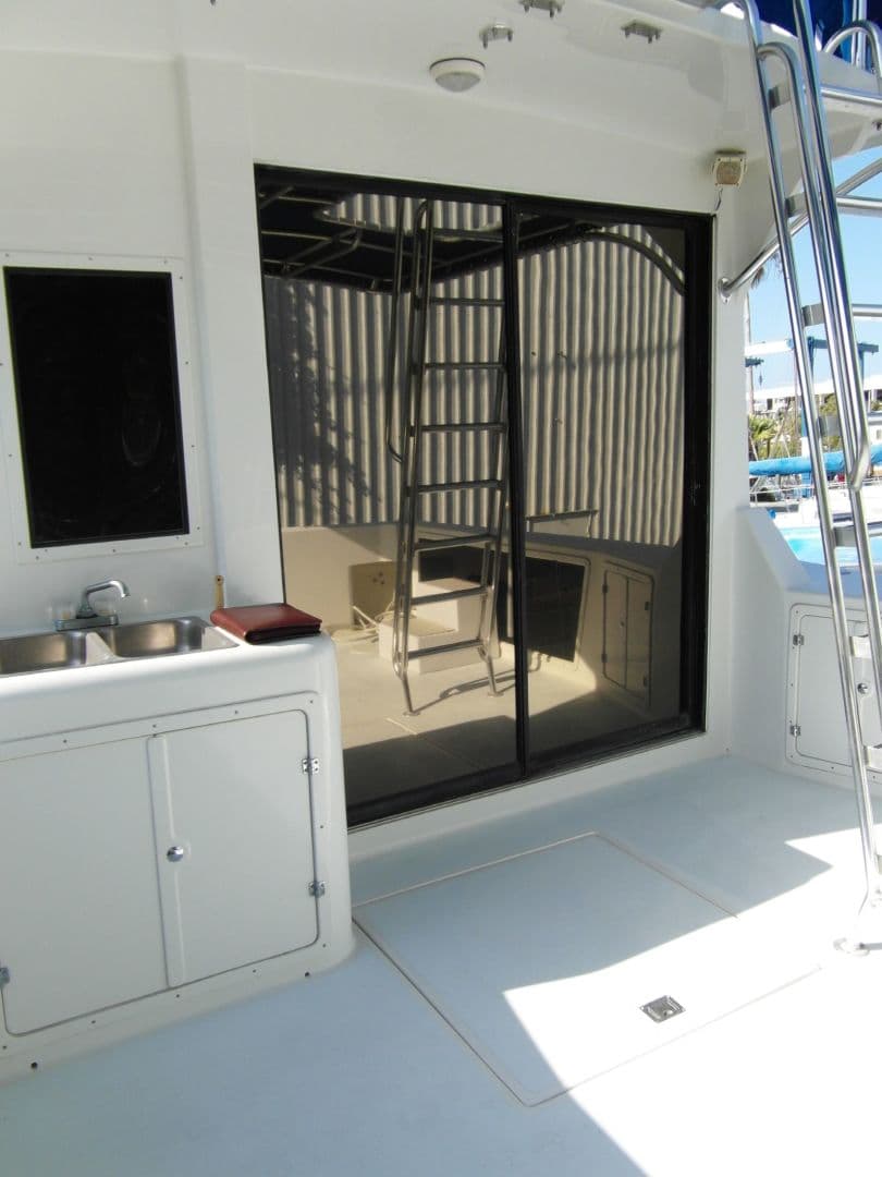 1995 Sportfish Entrance to Salon