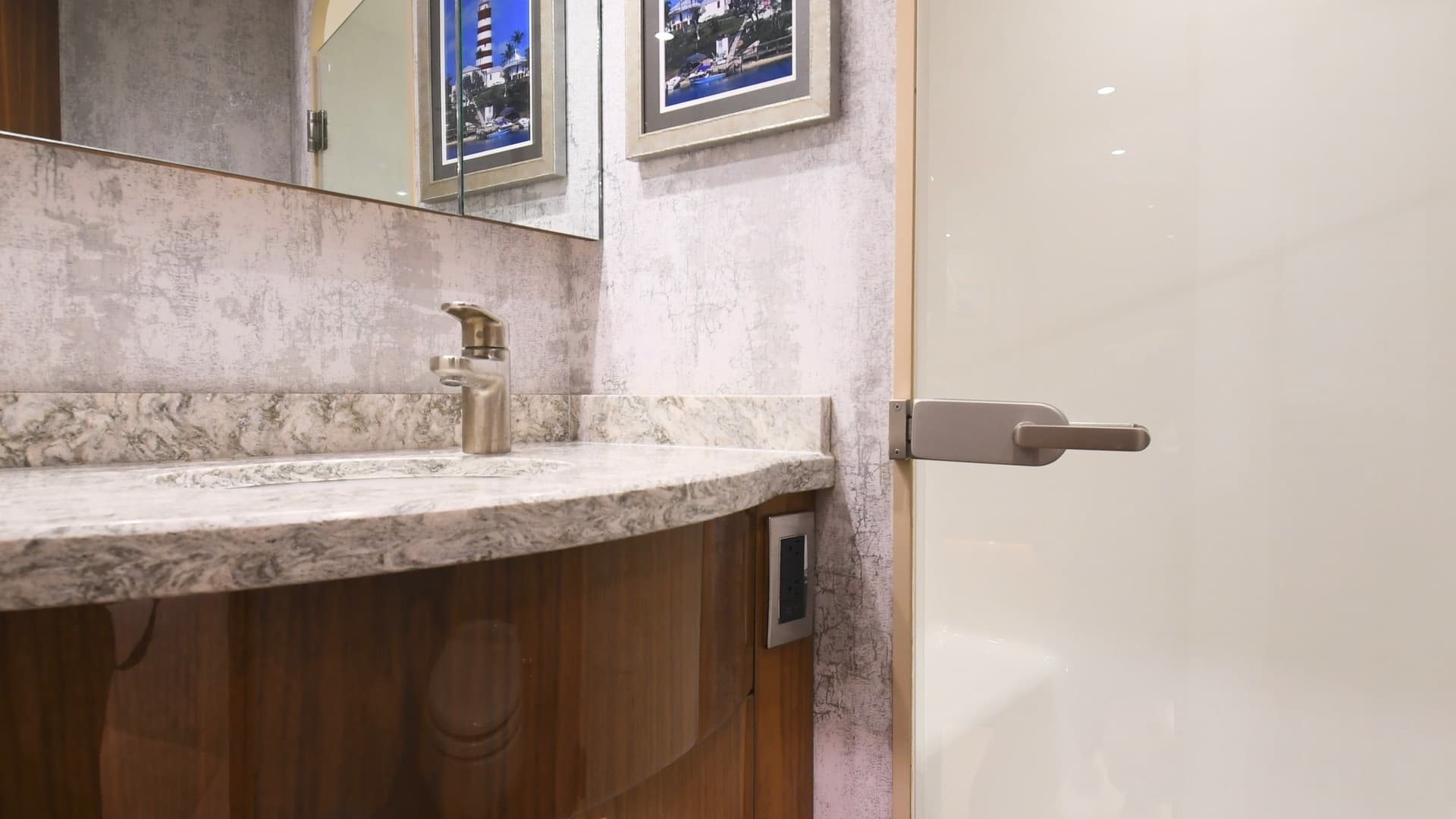 Elegant Vanity in Guest Head