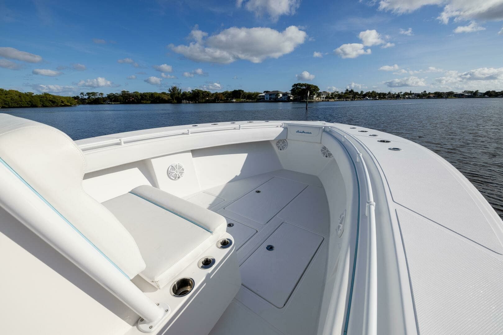 SeaHunter 33 Bloodline - Exterior Bow