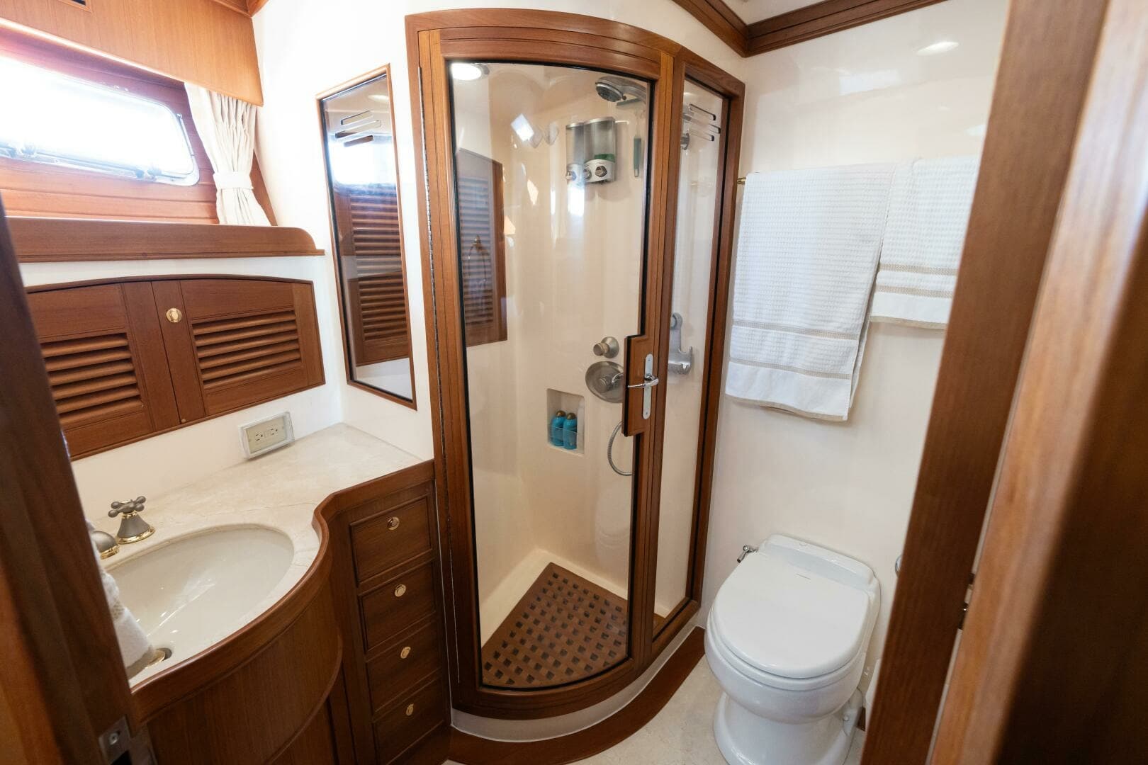 Marlow 72 GRIFFIN - VIP Guest Stateroom Ensuite Head