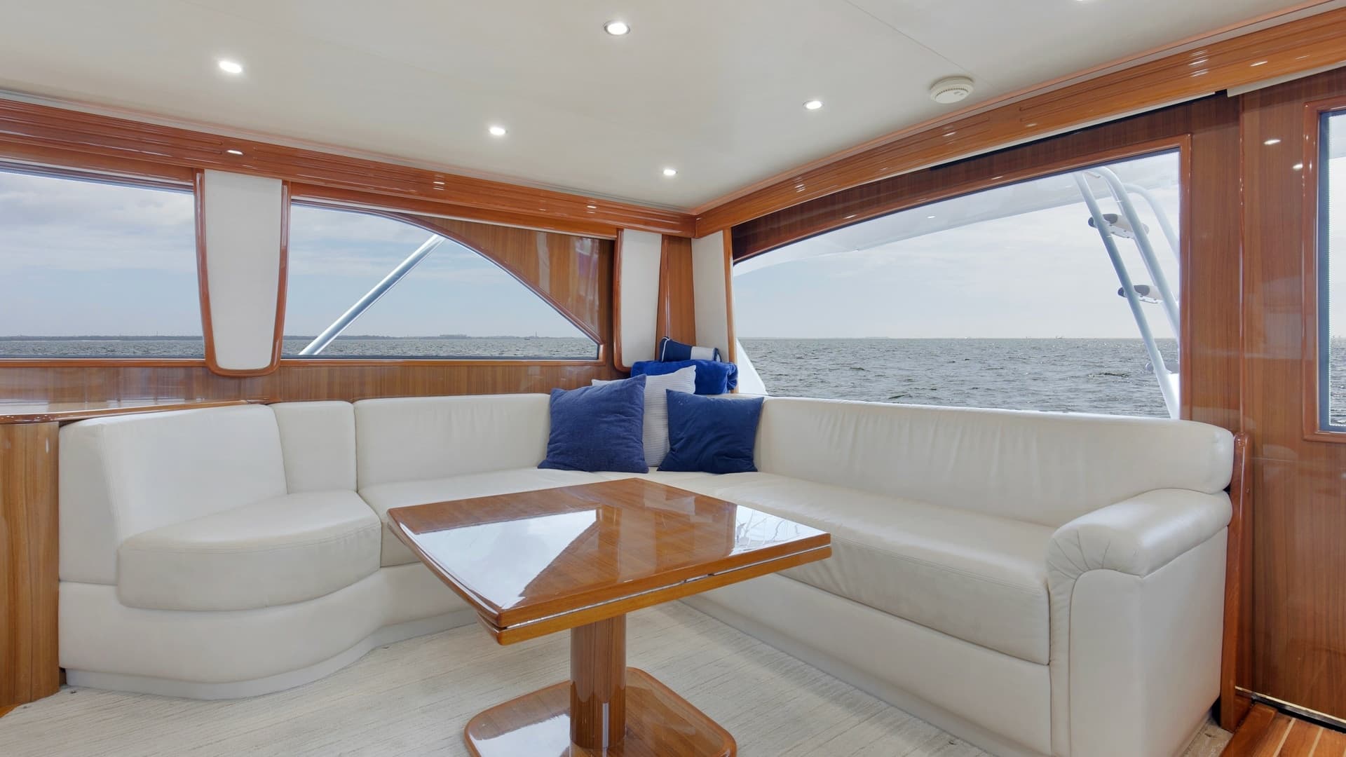 2007 74 Viking Enclosed Bridge Never Settle Salon (4)