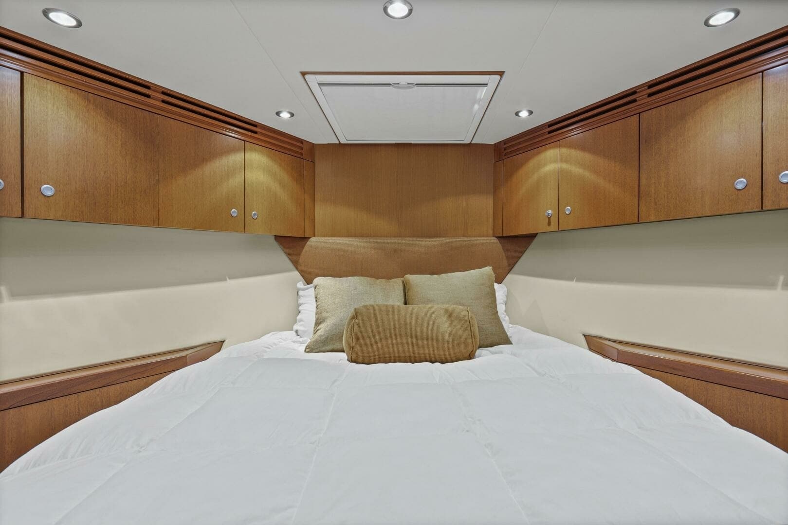 2008 60 Hatteras Blacksmith Forward Stateroom