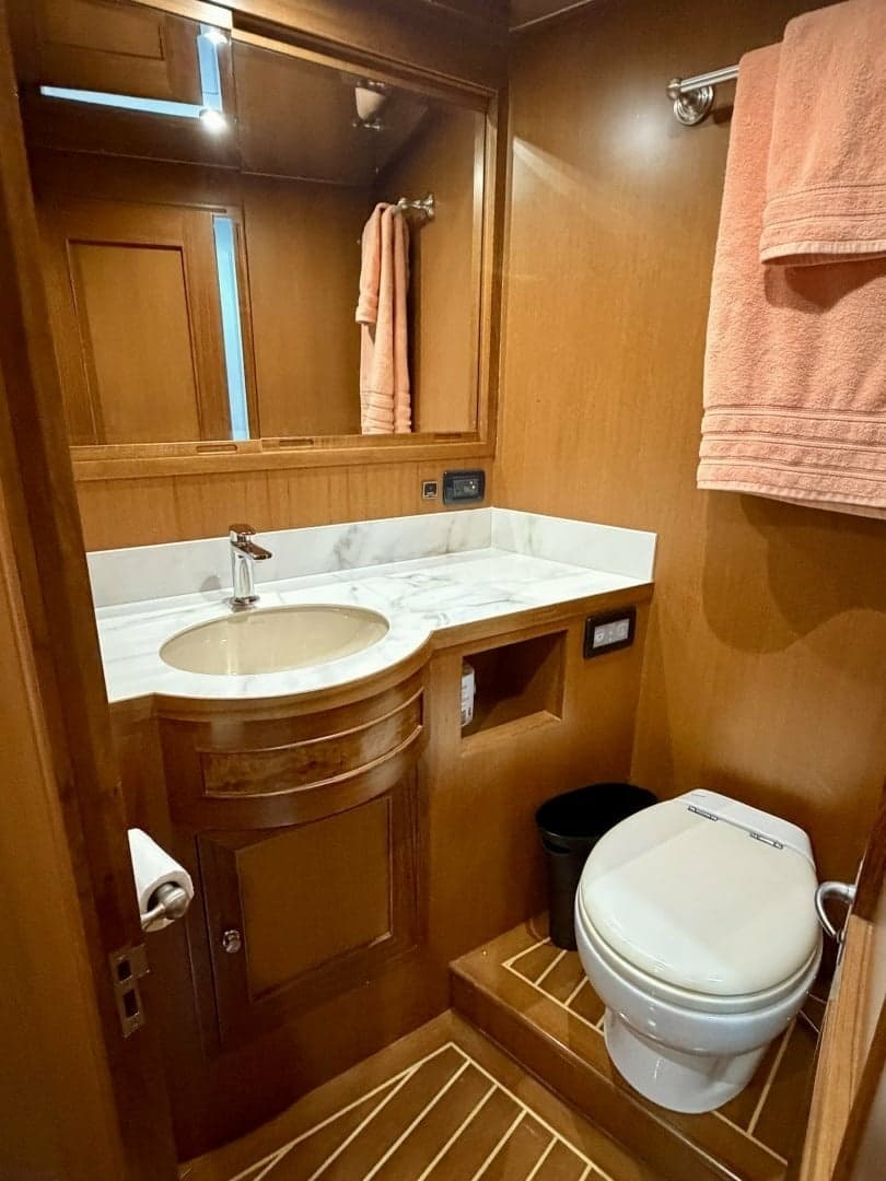 Alaskan 70 OHANA - Guest Stateroom  Ensuite Head