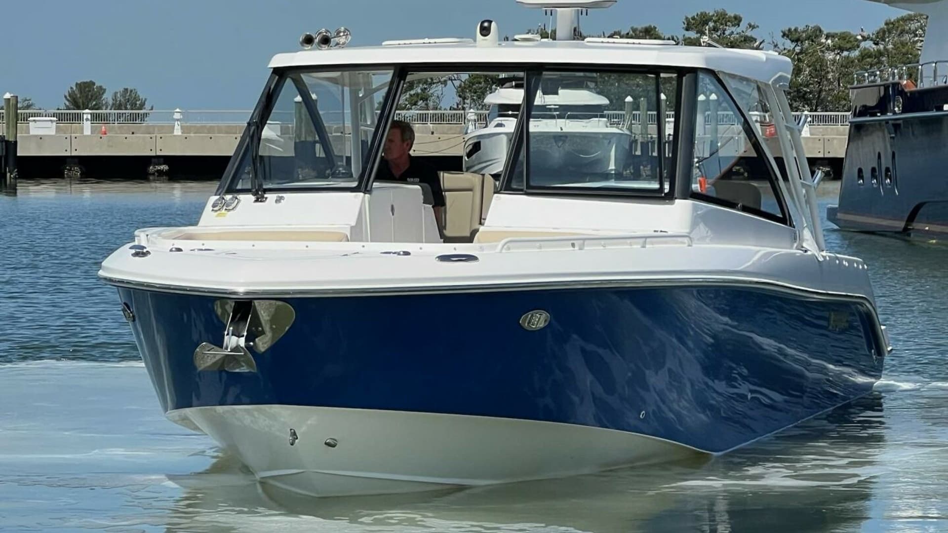 2019 Everglades 340 Dual Console "Solamare"-