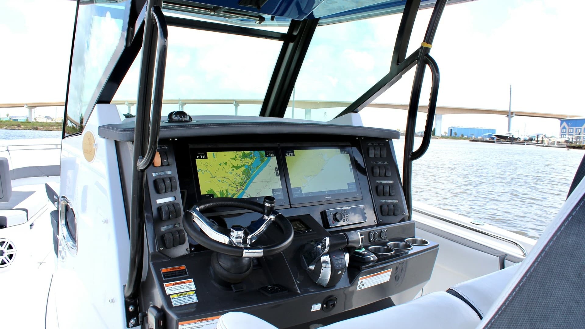 Helm Station of Blackfin 332
