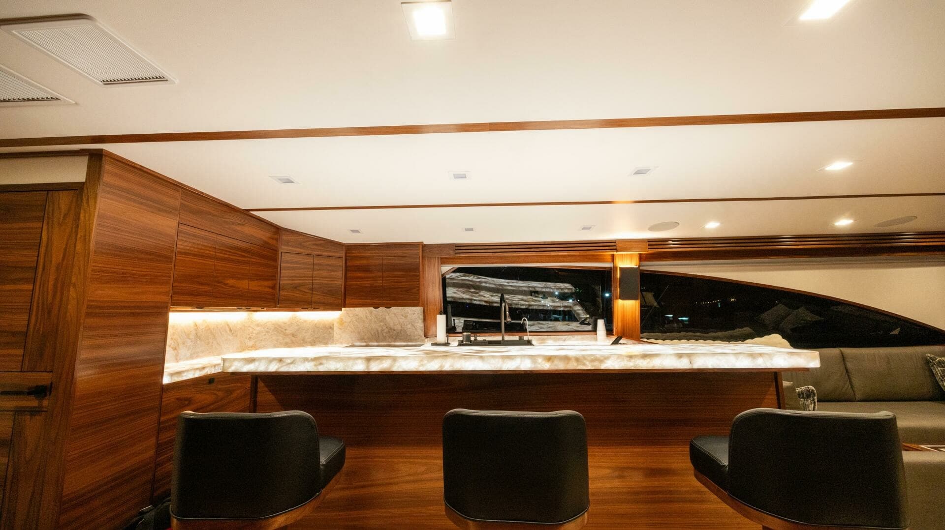 2025 82 Viking Convertible Boujie Bar Seating
