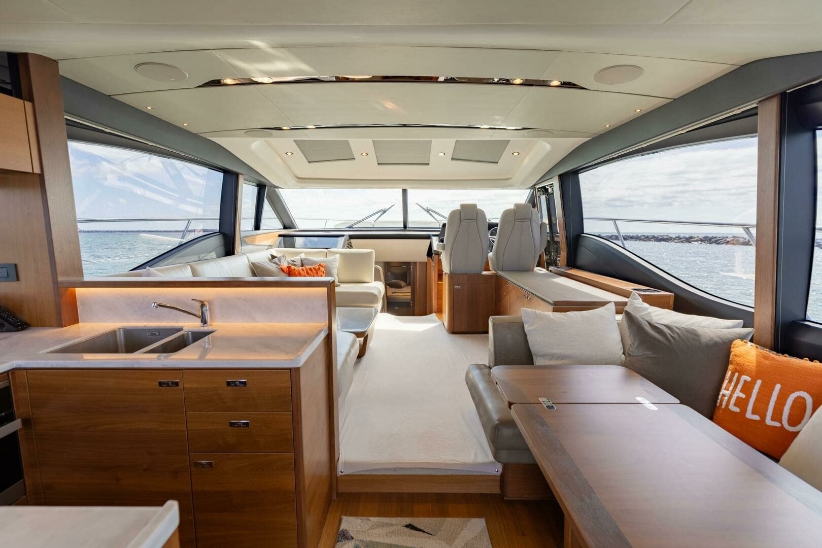 2019 Princess S65-CREWSZING- Salon