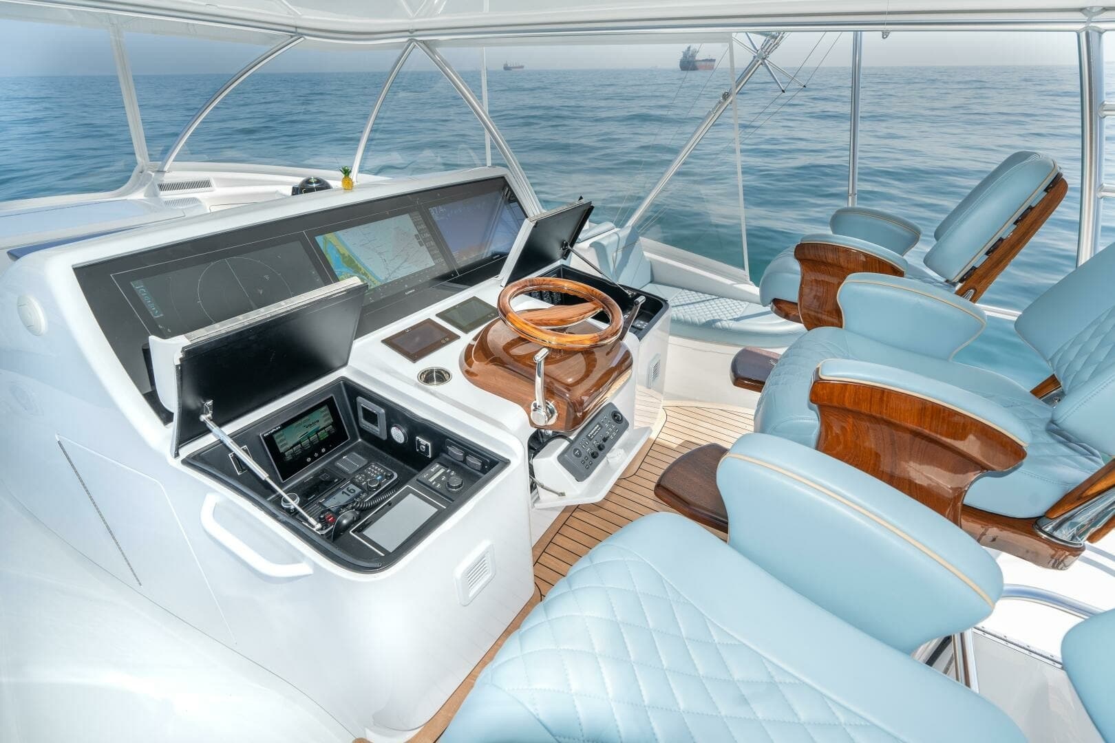 2025 Viking 90C "Zatara"  - Helm