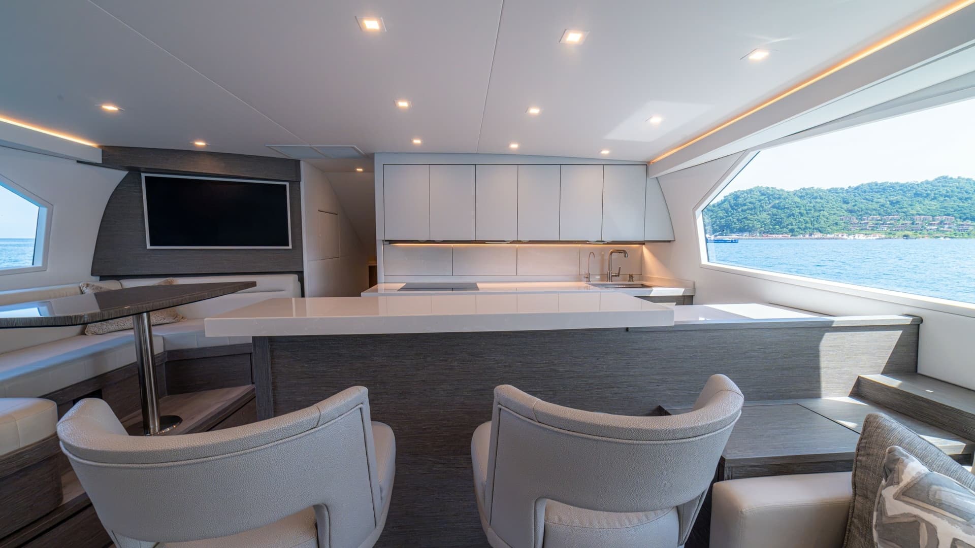 Salon / Galley