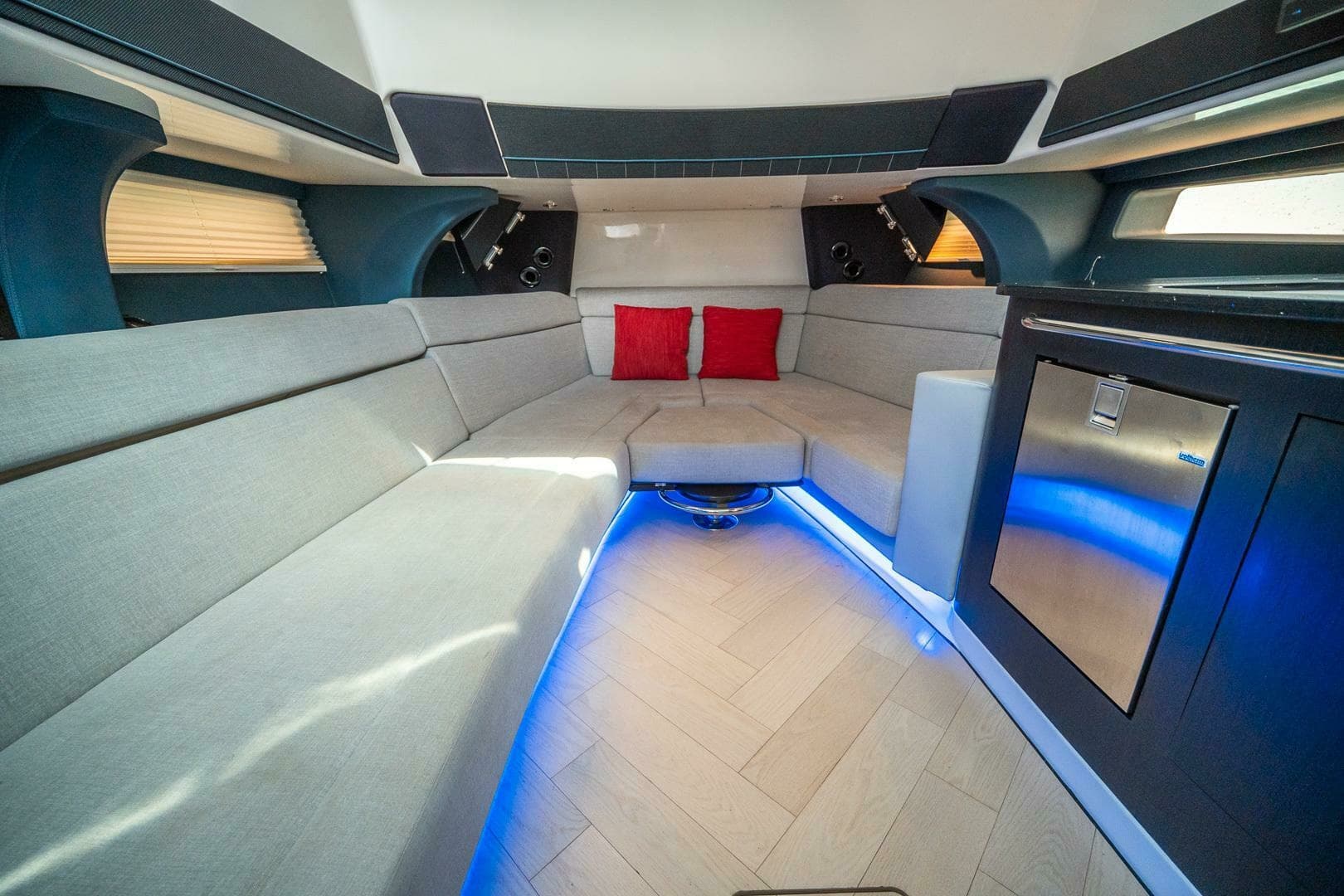 2023 Boston Whaler 420 Outrage