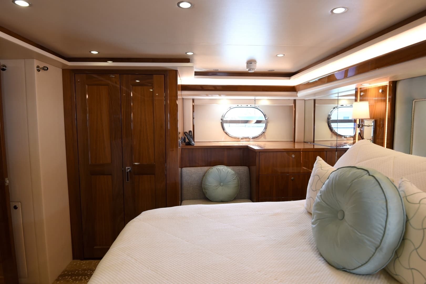 2019 Viking 80 Skybridge