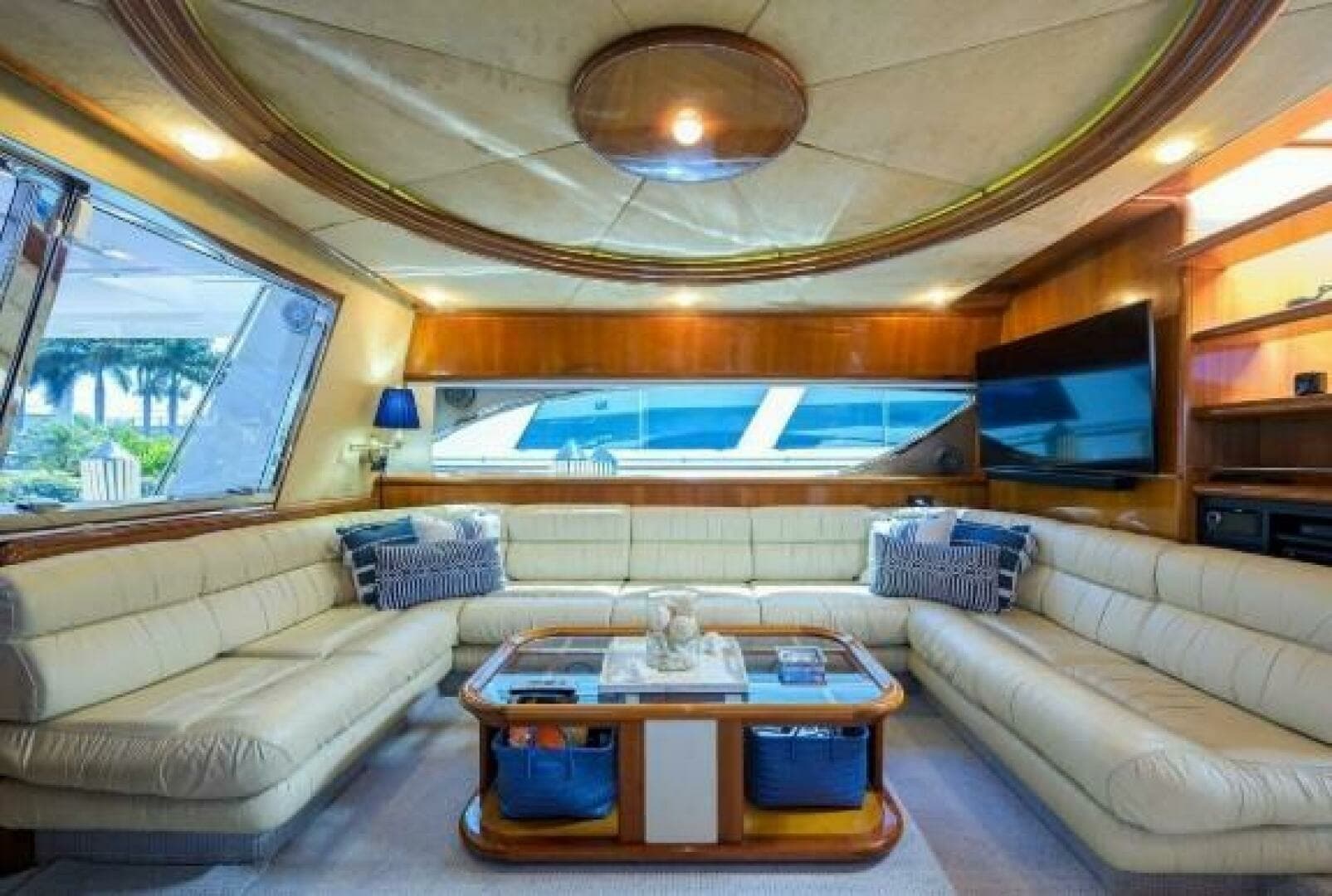 2000 Ferretti Yachts 72 Motoryacht - "BELLA": Spacious Main Salon Lounge