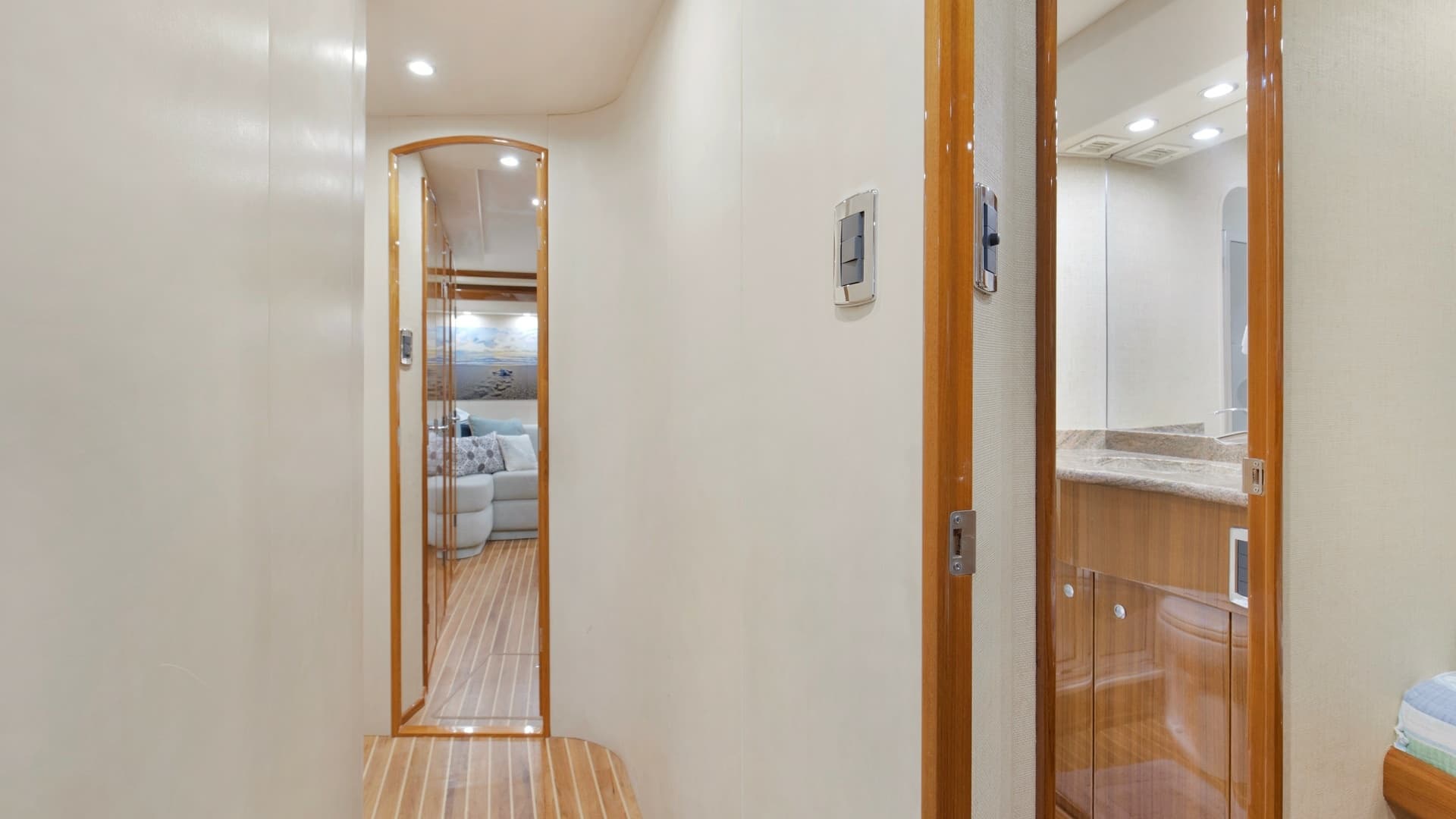 2007 74 Viking Enclosed Bridge Never Settle Hallway