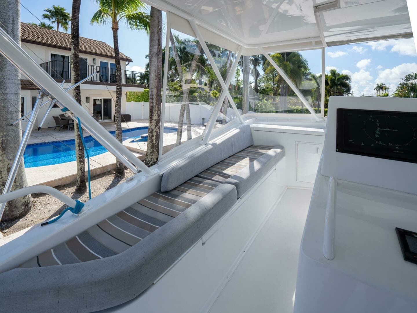 Viking 58 BAREFOOT - Helm Seating