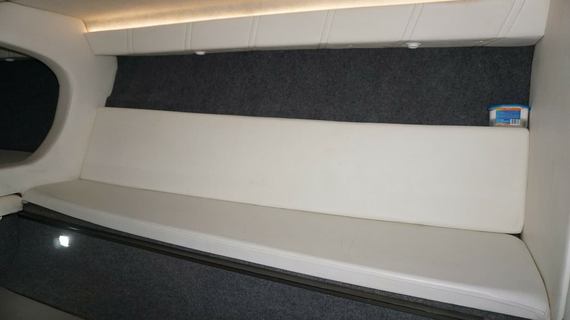1998 32 Active Thunder 32 CC Ms. Rita V Berth (5)