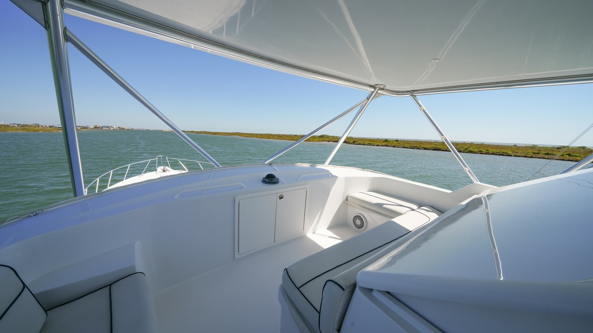 Spacious Flybridge with Seating