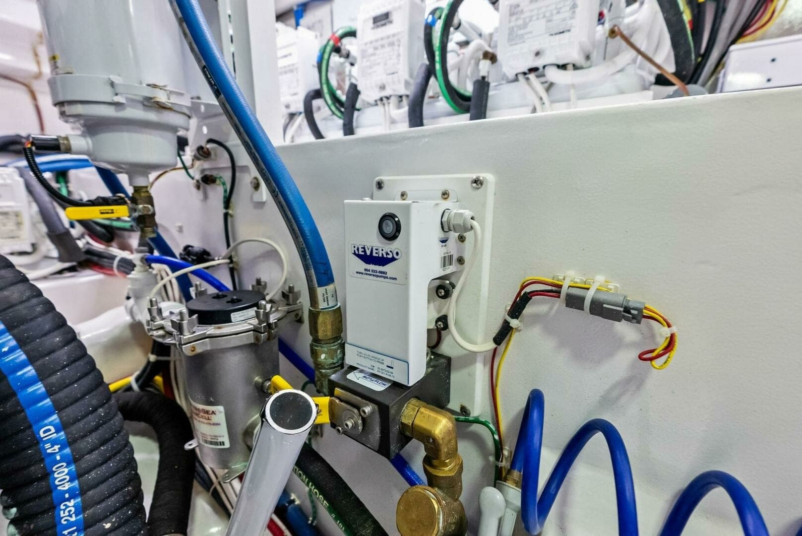 2023 Viking 64 Convertible- SIN PELO- Engine Room