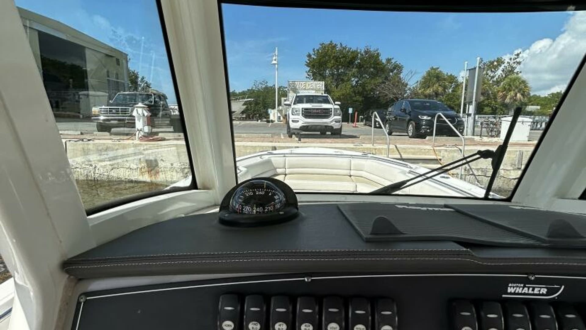 2017 33 Boston Whaler 330 Outrage Helm (8)
