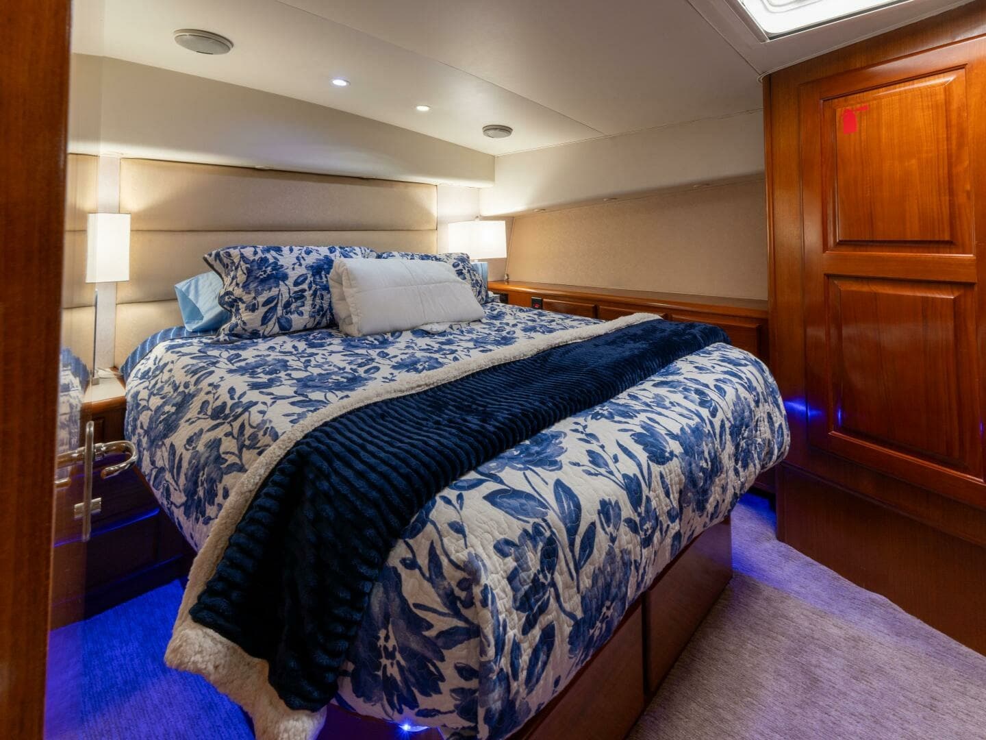 Viking 58 BAREFOOT - Stateroom Bow