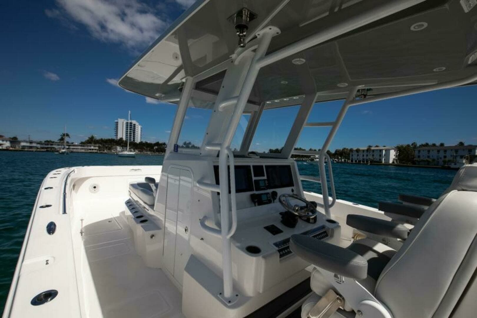 Invincible 35 Emanon - Exterior Helm